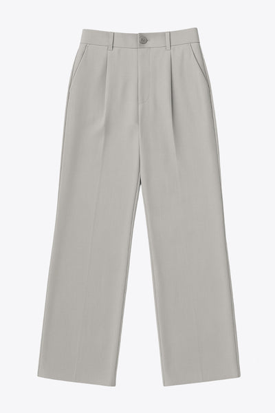 Pantalón de fit wide leg, cintura alta con pretina elástica posterior y trabillas, pinzas frontales y bolsillos delanteros. Cierre frontal con botón y cremallera ocultos.