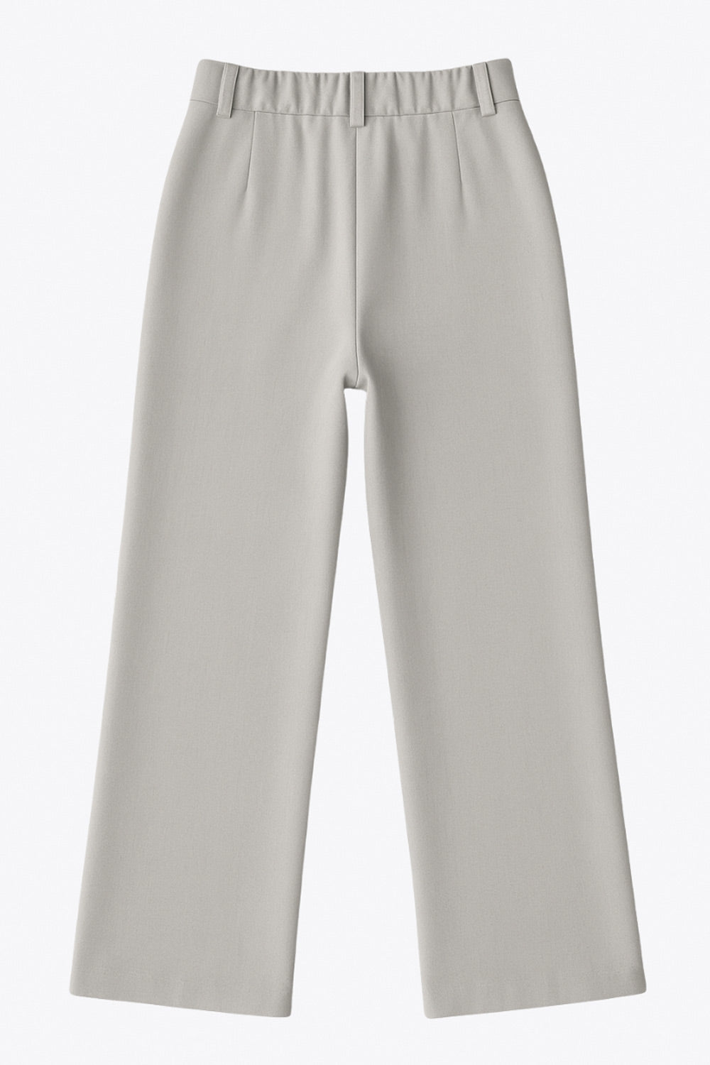 Pantalón de fit wide leg, cintura alta con pretina elástica posterior y trabillas, pinzas frontales y bolsillos delanteros. Cierre frontal con botón y cremallera ocultos.