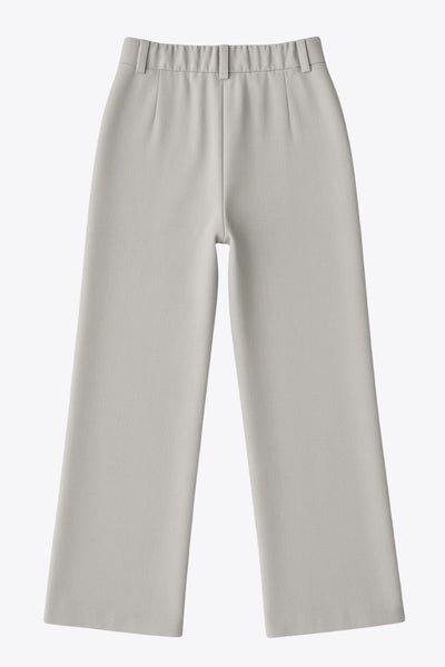 Pantalón de fit wide leg, cintura alta con pretina elástica posterior y trabillas, pinzas frontales y bolsillos delanteros. Cierre frontal con botón y cremallera ocultos.