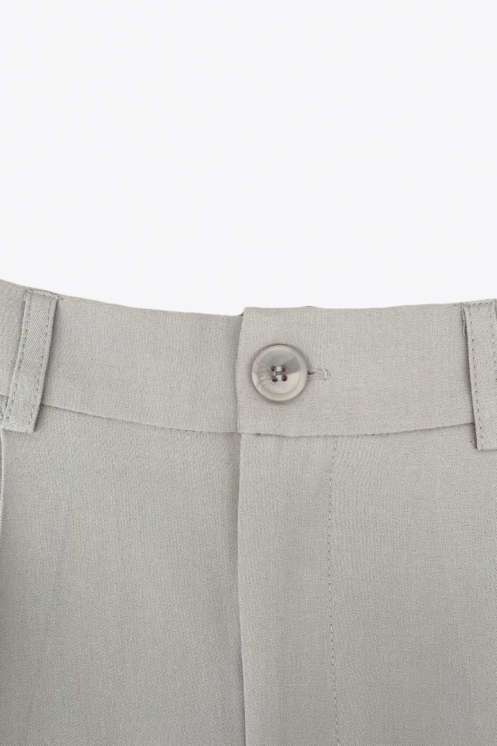 Pantalón de fit wide leg, cintura alta con pretina elástica posterior y trabillas, pinzas frontales y bolsillos delanteros. Cierre frontal con botón y cremallera ocultos.