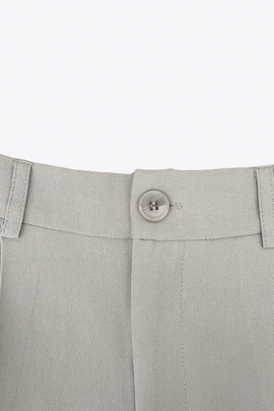 Pantalón de fit wide leg, cintura alta con pretina elástica posterior y trabillas, pinzas frontales y bolsillos delanteros. Cierre frontal con botón y cremallera ocultos.