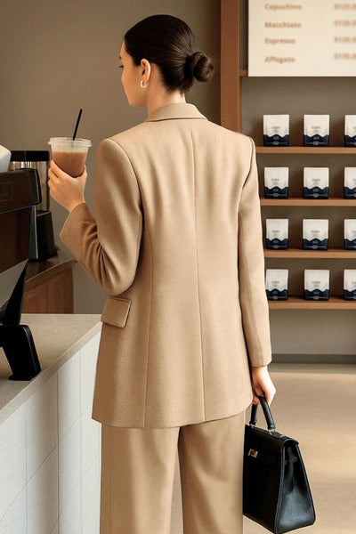 Pantalón de fit wide leg, cintura alta con pretina y trabillas, pinzas frontales, bolsillos delanteros y vivo decorativo posterior. Cierre con botón y cremallera oculta.