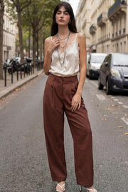 Pantalón de fit wide leg, cintura alta con pretina y trabillas, pinzas frontales, bolsillos delanteros y vivo decorativo posterior. Cierre con botón y cremallera oculta.