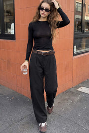 Pantalón de fit wide leg, cintura alta con pretina y trabillas, pinzas frontales, bolsillos delanteros y vivo decorativo posterior. Cierre con botón y cremallera oculta.