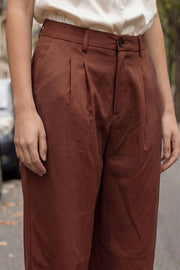 Pantalón de fit wide leg, cintura alta con pretina y trabillas, pinzas frontales, bolsillos delanteros y vivo decorativo posterior. Cierre con botón y cremallera oculta.