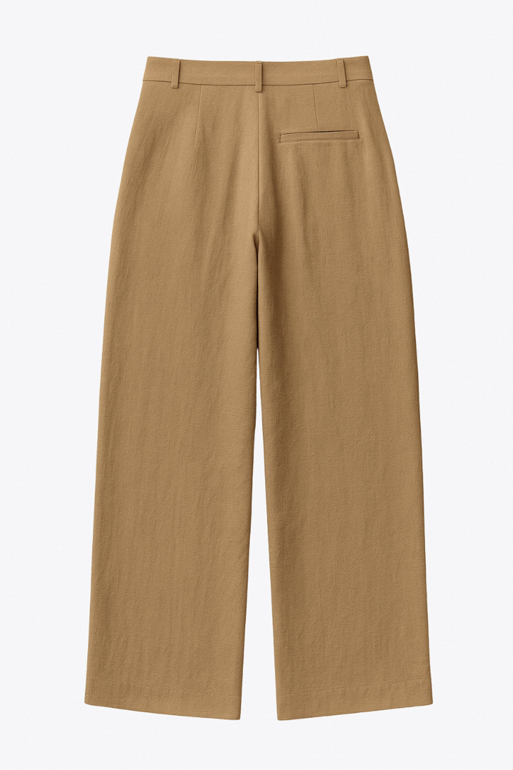 Pantalón de fit wide leg, cintura alta con pretina y trabillas, pinzas frontales, bolsillos delanteros y vivo decorativo posterior. Cierre con botón y cremallera oculta.