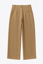 Pantalón de fit wide leg, cintura alta con pretina y trabillas, pinzas frontales, bolsillos delanteros y vivo decorativo posterior. Cierre con botón y cremallera oculta.