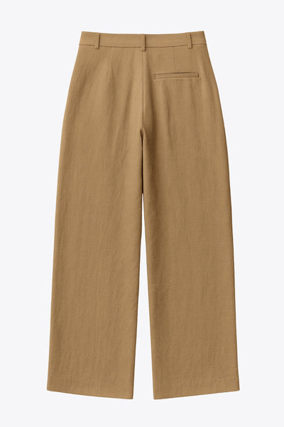 Pantalón de fit wide leg, cintura alta con pretina y trabillas, pinzas frontales, bolsillos delanteros y vivo decorativo posterior. Cierre con botón y cremallera oculta.