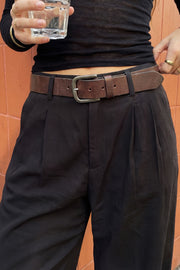 Pantalón de fit wide leg, cintura alta con pretina y trabillas, pinzas frontales, bolsillos delanteros y vivo decorativo posterior. Cierre con botón y cremallera oculta.