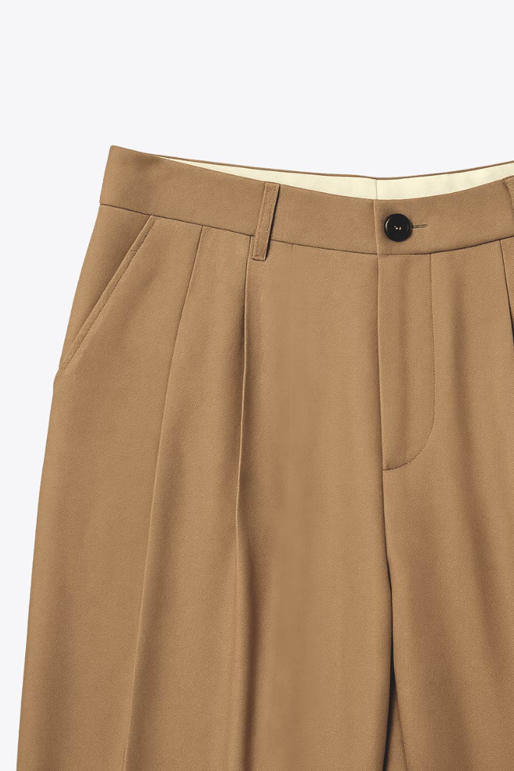 Pantalón de fit wide leg, cintura alta con pretina y trabillas, pinzas frontales, bolsillos delanteros y vivo decorativo posterior. Cierre con botón y cremallera oculta.