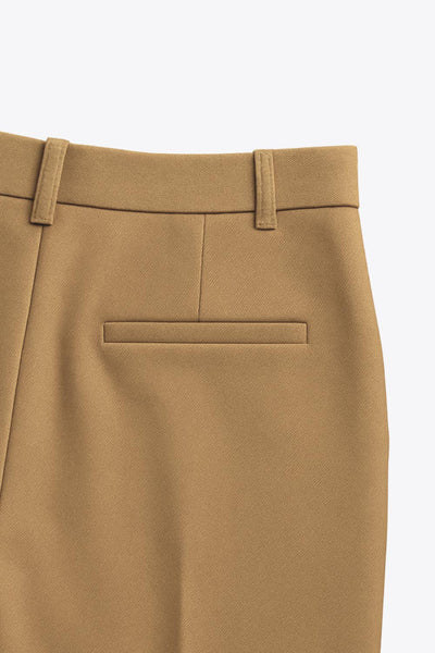 Pantalón de fit wide leg, cintura alta con pretina y trabillas, pinzas frontales, bolsillos delanteros y vivo decorativo posterior. Cierre con botón y cremallera oculta.