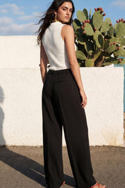 Pantalón de fit wide leg, cintura alta con pretina elástica posterior y trabillas, pinzas frontales, bolsillos delanteros y vivo decorativo posterior. Cierre frontal con broche y cremallera ocultos. Detalle de raya frontal y posterior.