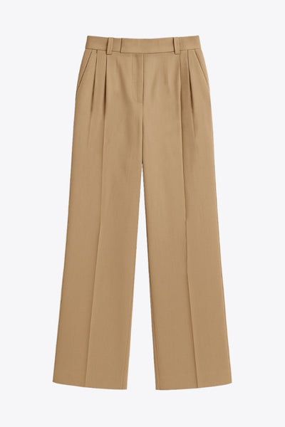 Pantalón de fit wide leg, cintura alta con pretina elástica posterior y trabillas, pinzas frontales, bolsillos delanteros y vivo decorativo posterior. Cierre frontal con broche y cremallera ocultos. Detalle de raya frontal y posterior.