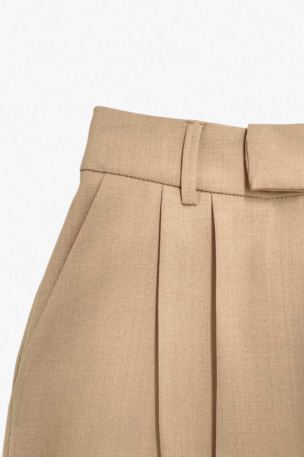 Pantalón de fit wide leg, cintura alta con pretina elástica posterior y trabillas, pinzas frontales, bolsillos delanteros y vivo decorativo posterior. Cierre frontal con broche y cremallera ocultos. Detalle de raya frontal y posterior.