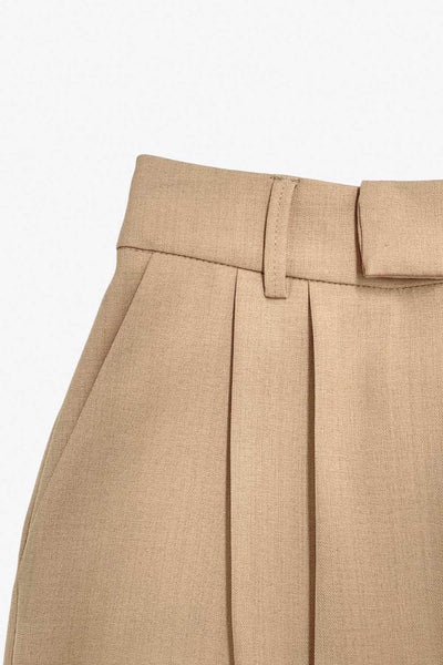 Pantalón de fit wide leg, cintura alta con pretina elástica posterior y trabillas, pinzas frontales, bolsillos delanteros y vivo decorativo posterior. Cierre frontal con broche y cremallera ocultos. Detalle de raya frontal y posterior.