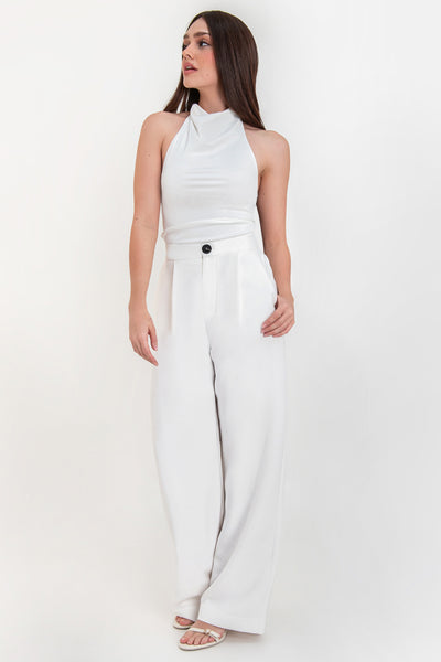 Pantalón de fit wide leg, pinzas frontales, bolsillos delanteros, cintura alta con pretina elástica posterior, cierre frontal con cremallera oculta y botón en contraste.