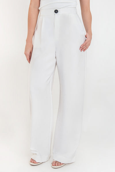 Pantalón de fit wide leg, pinzas frontales, bolsillos delanteros, cintura alta con pretina elástica posterior, cierre frontal con cremallera oculta y botón en contraste.