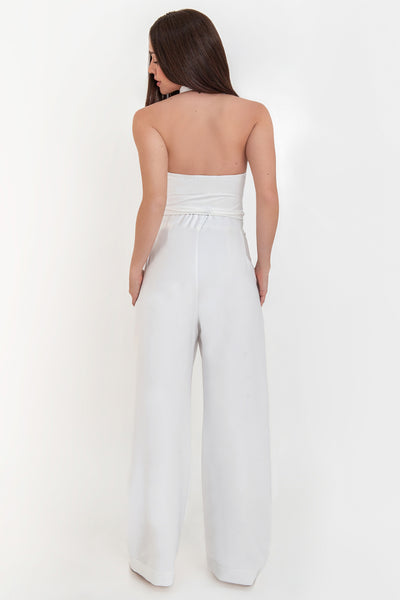 Pantalón de fit wide leg, pinzas frontales, bolsillos delanteros, cintura alta con pretina elástica posterior, cierre frontal con cremallera oculta y botón en contraste.