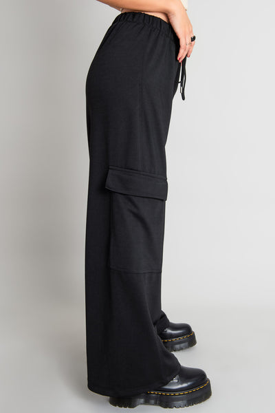 Pantalón wide leg cargo, de cintura alta con pretina elástica y jareta frontal ajustable, bolsillos delanteros y laterales cargo con cartera.