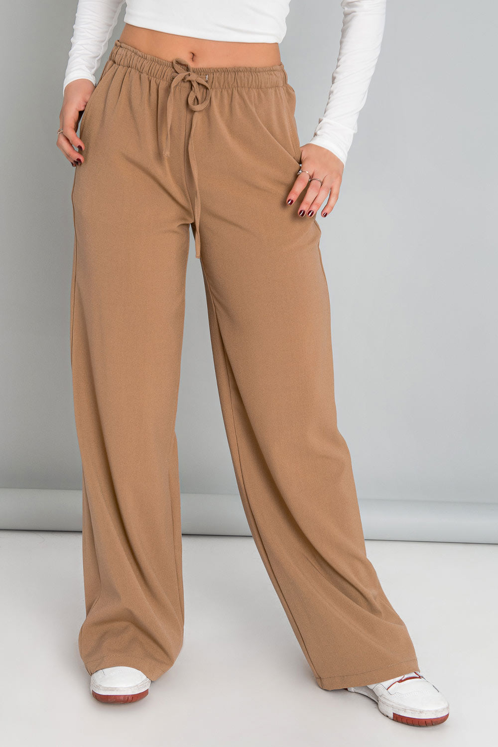 Pantalón de fit wide leg, cintura alta con pretina elástica, jareta frontal ajustable y bolsillos delanteros.