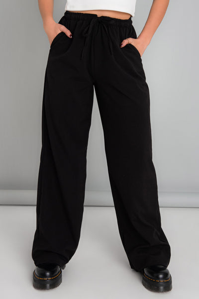 Pantalón de fit wide leg, cintura alta con pretina elástica, jareta frontal ajustable y bolsillos delanteros.
