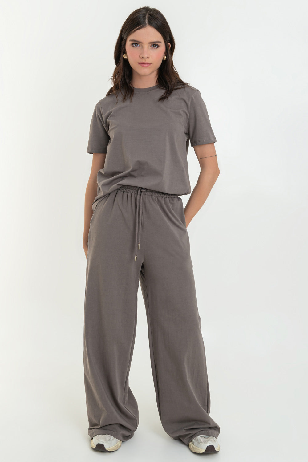 Pantalón de fit wide leg, bolsillos delanteros, cintura alta con pretina elástica y jareta frontal ajustable.