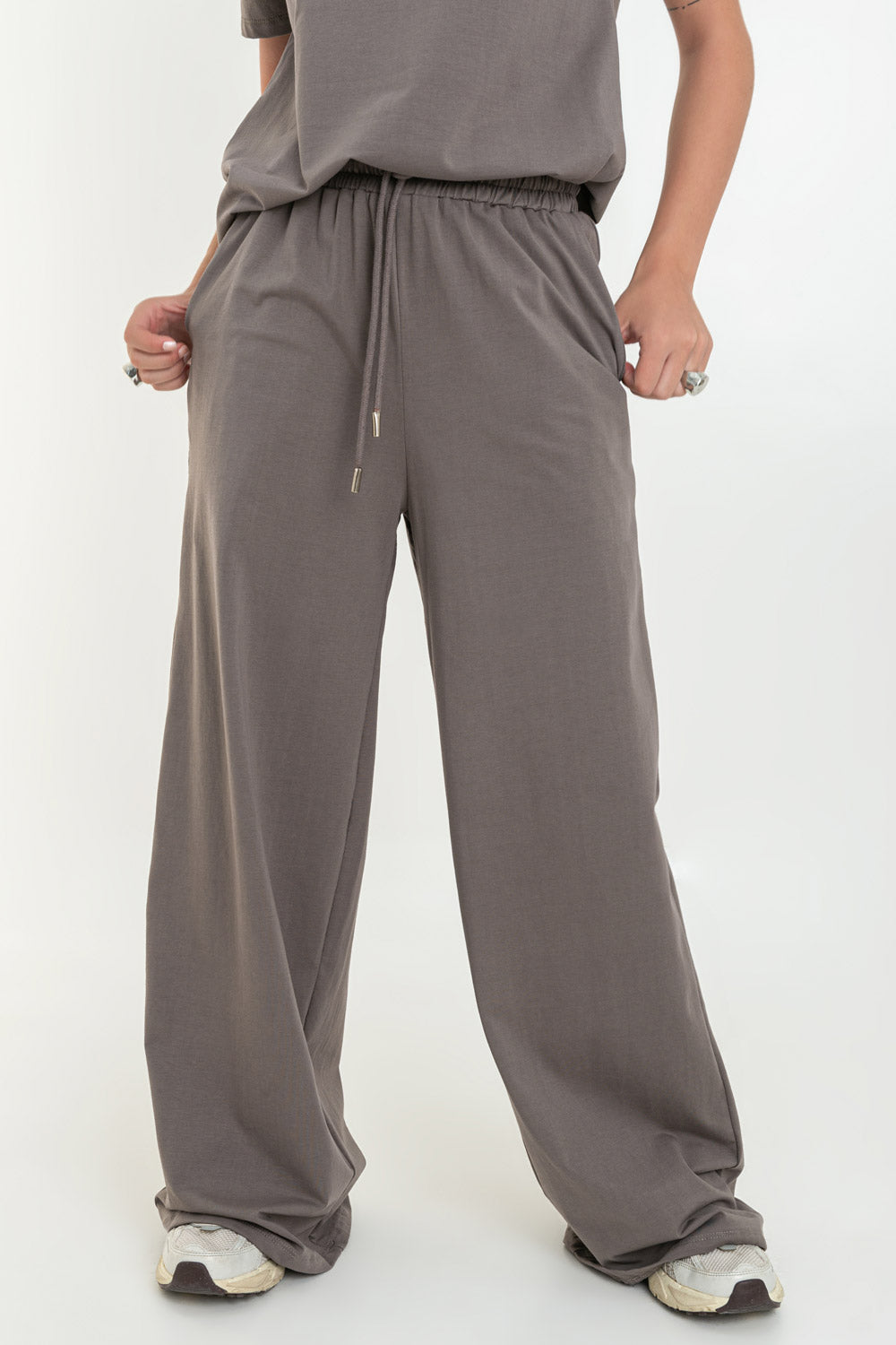 Pantalón de fit wide leg, bolsillos delanteros, cintura alta con pretina elástica y jareta frontal ajustable.