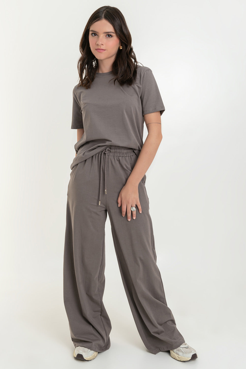 Pantalón de fit wide leg, bolsillos delanteros, cintura alta con pretina elástica y jareta frontal ajustable.