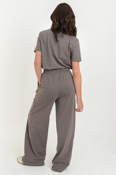 Pantalón de fit wide leg, bolsillos delanteros, cintura alta con pretina elástica y jareta frontal ajustable.