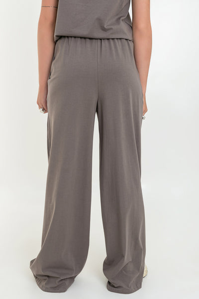 Pantalón de fit wide leg, bolsillos delanteros, cintura alta con pretina elástica y jareta frontal ajustable.