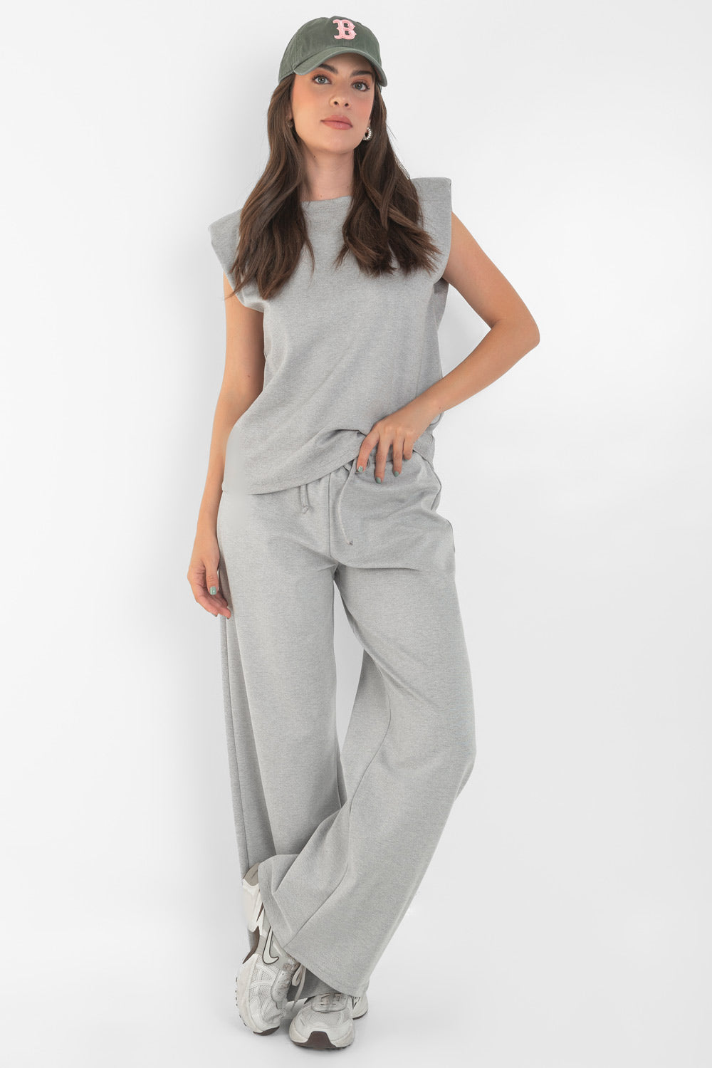 Pantalón de fit wide leg, cintura alta con pretina elástica y jareta frontal ajustable.