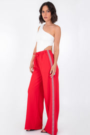 Pantalón de fit wide leg, cintura alta con pretina elástica y jareta frontal ajustable, bolsillos delanteros, detalle de raya frontal y lateral en contraste.