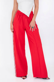 Pantalón de fit wide leg, cintura alta con pretina elástica y jareta frontal ajustable, bolsillos delanteros, detalle de raya frontal y lateral en contraste.