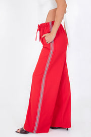 Pantalón de fit wide leg, cintura alta con pretina elástica y jareta frontal ajustable, bolsillos delanteros, detalle de raya frontal y lateral en contraste.