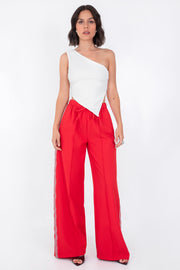 Pantalón de fit wide leg, cintura alta con pretina elástica y jareta frontal ajustable, bolsillos delanteros, detalle de raya frontal y lateral en contraste.