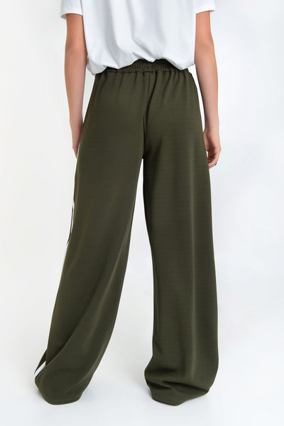 Pantalón de fit wide leg, cintura alta con pretina elástica, bolsillos delanteros y detalle decorativo lateral de raya en contraste.