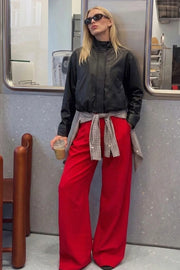 Pantalón de fit wide leg, cintura media con pretina, trabillas ajustables laterales, pinzas frontales, bolsillos delanteros y vivos decorativos posteriores. Cierre frontal con broche y cremallera ocultos.