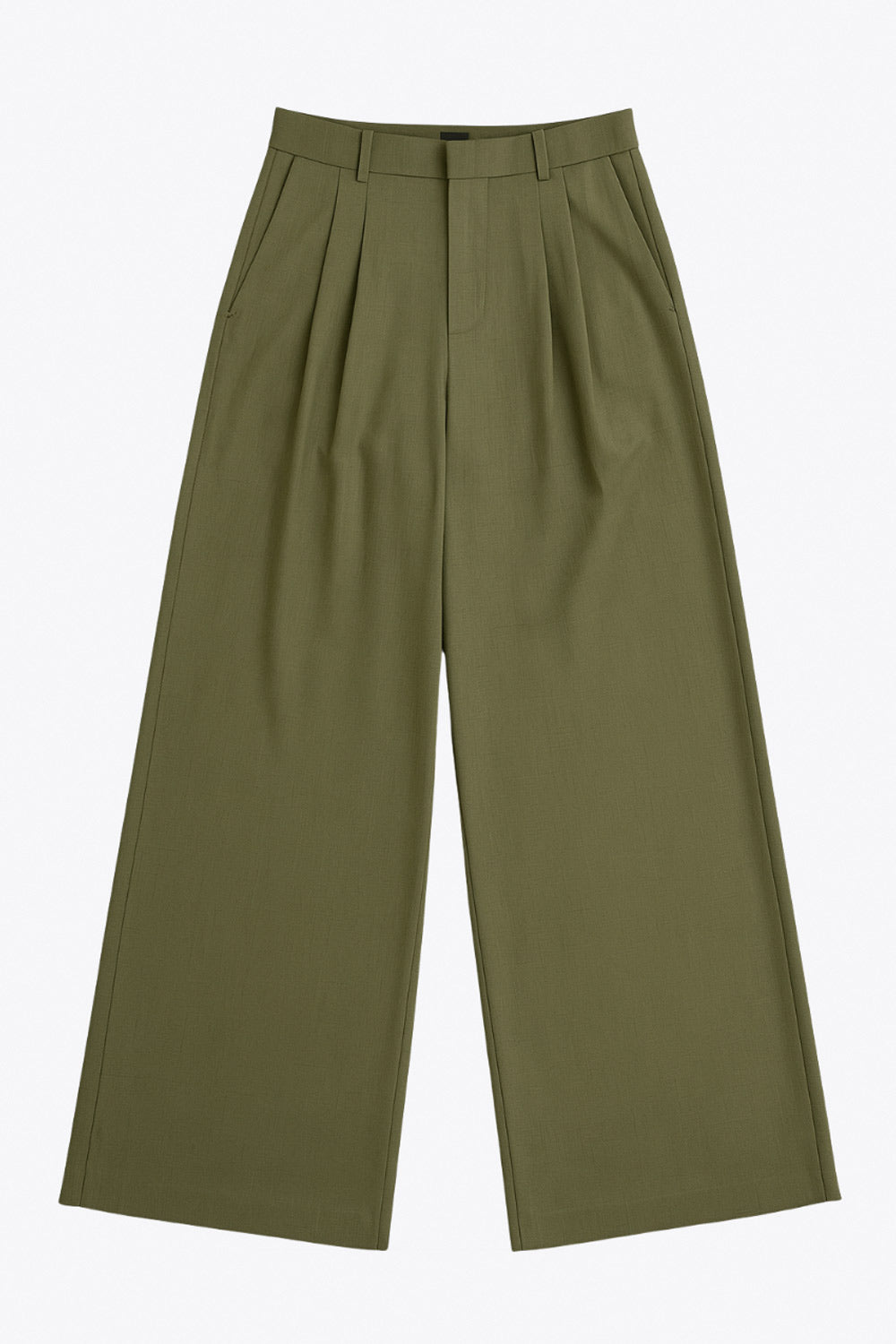 Pantalón de fit wide leg, cintura media con pretina, trabillas ajustables laterales, pinzas frontales, bolsillos delanteros y vivos decorativos posteriores. Cierre frontal con broche y cremallera ocultos.