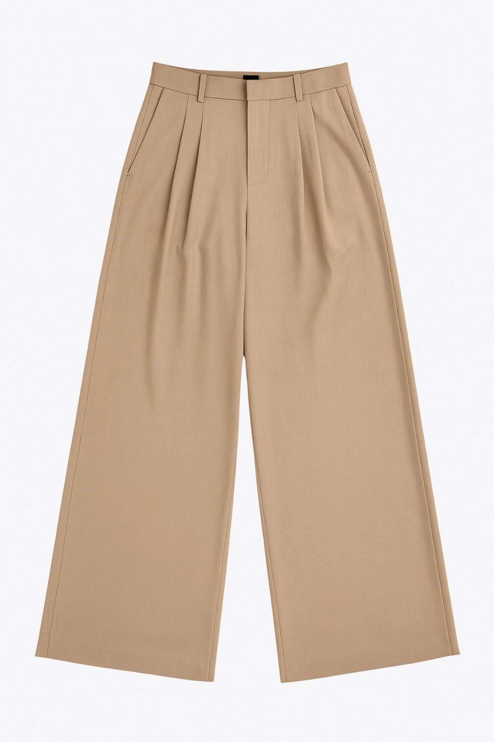 Pantalón de fit wide leg, cintura media con pretina, trabillas ajustables laterales, pinzas frontales, bolsillos delanteros y vivos decorativos posteriores. Cierre frontal con broche y cremallera ocultos.