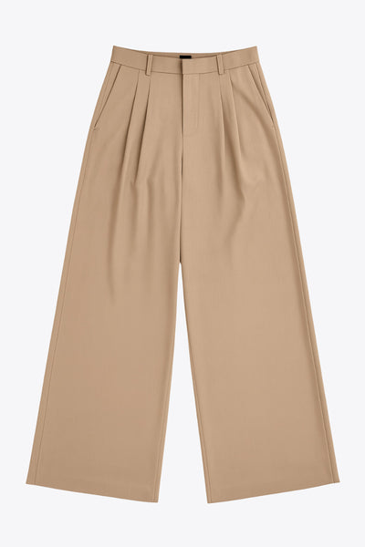 Pantalón de fit wide leg, cintura media con pretina, trabillas ajustables laterales, pinzas frontales, bolsillos delanteros y vivos decorativos posteriores. Cierre frontal con broche y cremallera ocultos.