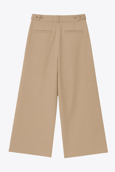 Pantalón de fit wide leg, cintura media con pretina, trabillas ajustables laterales, pinzas frontales, bolsillos delanteros y vivos decorativos posteriores. Cierre frontal con broche y cremallera ocultos.