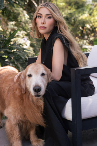 Pantalón de fit wide leg, cintura media con pretina, trabillas ajustables laterales, pinzas frontales, bolsillos delanteros y vivos decorativos posteriores. Cierre frontal con broche y cremallera ocultos.