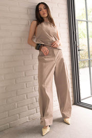 Pantalón de fit wide leg, cintura alta con pretina, bolsillos delanteros y vivos decorativos posteriores, trabillas laterales ajustables en cintura y bajo. Detalle de costuras decorativas frontales, cierre frontal con broche y cremallera ocultos.