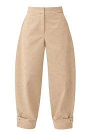 Pantalón de fit wide leg, cintura alta con pretina, bolsillos delanteros y vivos decorativos posteriores, trabillas laterales ajustables en cintura y bajo. Detalle de costuras decorativas frontales, cierre frontal con broche y cremallera ocultos.