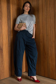 Pantalón de fit wide leg, cintura alta con pretina, bolsillos delanteros y vivos decorativos posteriores, trabillas laterales ajustables en cintura y bajo. Detalle de costuras decorativas frontales, cierre frontal con broche y cremallera ocultos.