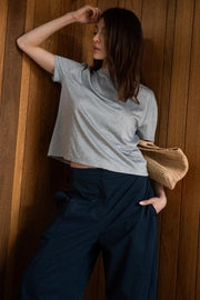 Pantalón de fit wide leg, cintura alta con pretina, bolsillos delanteros y vivos decorativos posteriores, trabillas laterales ajustables en cintura y bajo. Detalle de costuras decorativas frontales, cierre frontal con broche y cremallera ocultos.