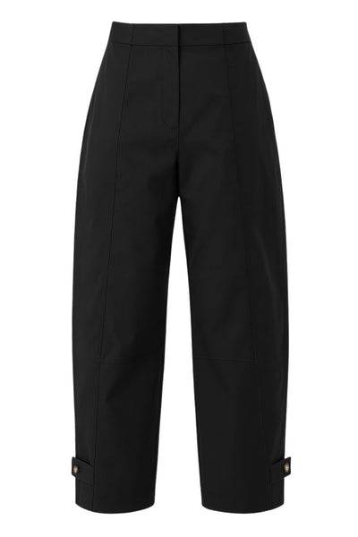 Pantalón de fit wide leg, cintura alta con pretina, bolsillos delanteros y vivos decorativos posteriores, trabillas laterales ajustables en cintura y bajo. Detalle de costuras decorativas frontales, cierre frontal con broche y cremallera ocultos.