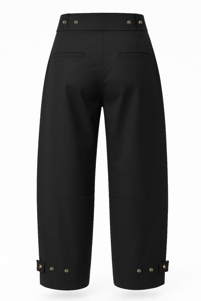 Pantalón de fit wide leg, cintura alta con pretina, bolsillos delanteros y vivos decorativos posteriores, trabillas laterales ajustables en cintura y bajo. Detalle de costuras decorativas frontales, cierre frontal con broche y cremallera ocultos.