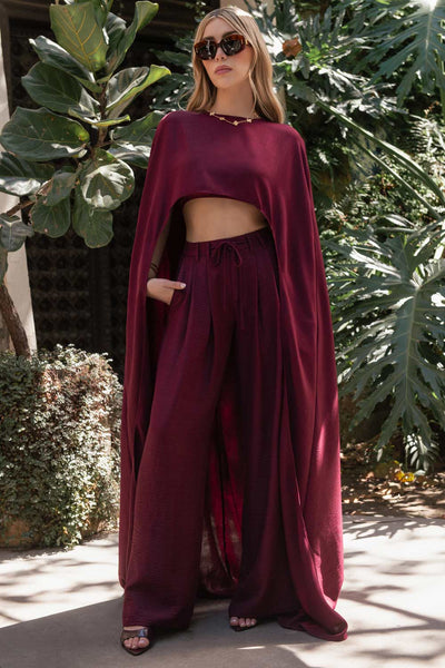 Pantalón de fit wide leg, cintura alta con pretina, trabillas y lazo amarrable en cintura, pinzas frontales y bolsillos delanteros. Cierre frontal con broche y cremallera oculta.