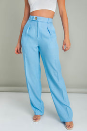 Pantalón de fit wide leg, pinzas frontales, bolsillos delanteros, cintura alta con pretina y trabillas. Cierre frontal con cremallera oculta y botón lateral en contraste.